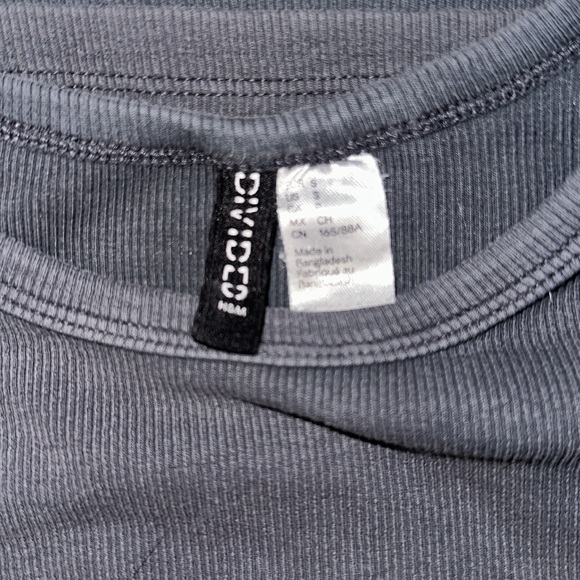 DIVIDED - crop top size small ladies - Picture 2 of 2